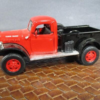 1937 Ford Pick-Up & 1946 Dodge Power Wagon Scale 1/24