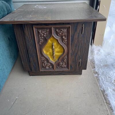 End table with yellow Diamond decor