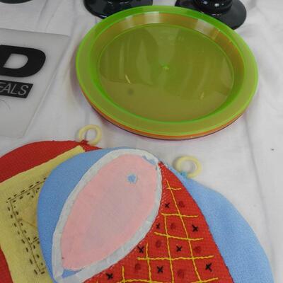 14 pc Kitchen, Green Mugs, Large Pot, Hot Pads, Leaf Bread Plate