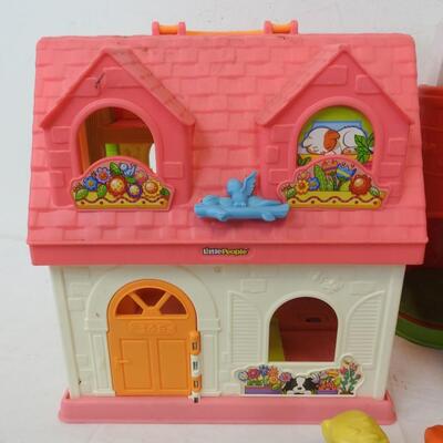 5 pc Fisher Price Little People: House, Barn, & 3 People