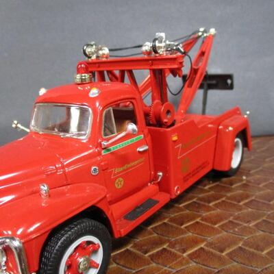 First Gear Tow Truck Texaco & ERTL 1931 Hawkeye Wrecker Bank "Wayne Towing" 1/34