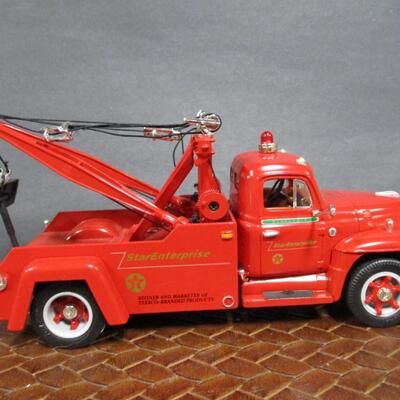First Gear Tow Truck Texaco & ERTL 1931 Hawkeye Wrecker Bank "Wayne Towing" 1/34