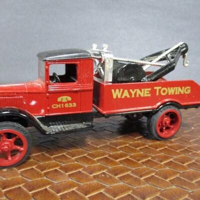 First Gear Tow Truck Texaco & ERTL 1931 Hawkeye Wrecker Bank "Wayne Towing" 1/34