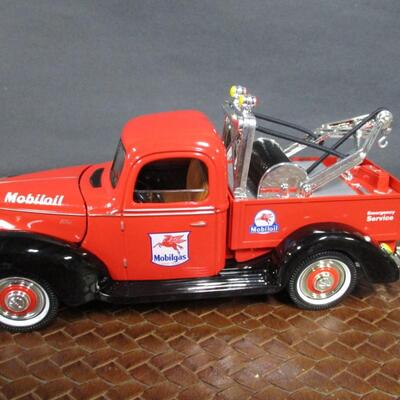 1940 Golden Wheel Mobilgas Tow Truck Bank & 1931 Ford Model A Pickup Scale 1/18