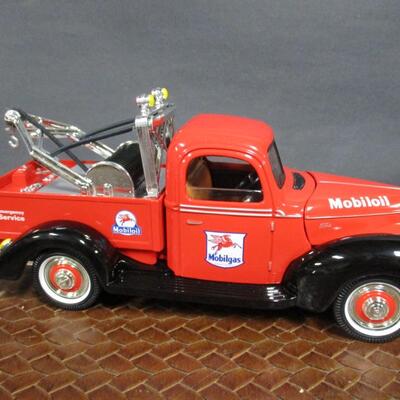 1940 Golden Wheel Mobilgas Tow Truck Bank & 1931 Ford Model A Pickup Scale 1/18