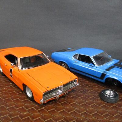 1969 Dodge Charger & 1970 Ford Mustang Scale 1/18