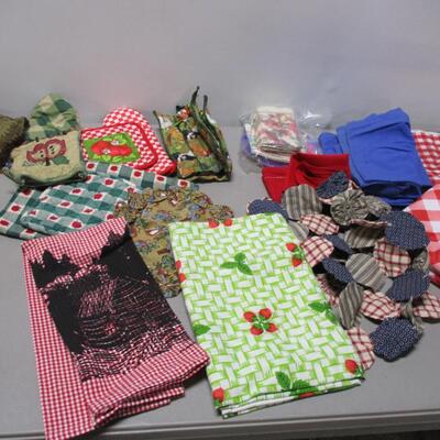 Vintage Fabric - Pot Holders & Table Cloths