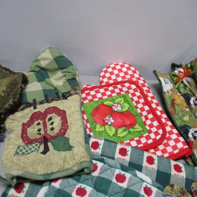 Vintage Fabric - Pot Holders & Table Cloths