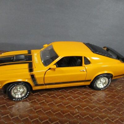 1969 Chevy Camaro Scale 1/14 - 1970 Mustang Scale 1/18