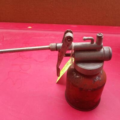 Vintage oiler can