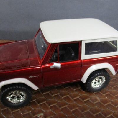 Willys Coupe Chrysler Muscle Machine - 1973 Ford Bronco Scale 1/24