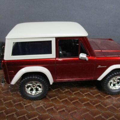 Willys Coupe Chrysler Muscle Machine - 1973 Ford Bronco Scale 1/24