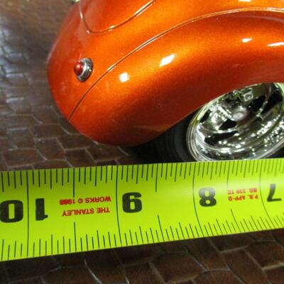 Willys Coupe Chrysler Muscle Machine - 1973 Ford Bronco Scale 1/24