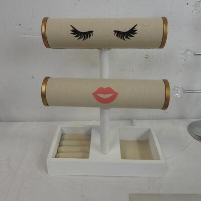 Bathroom Racks: 1 Rack with 6 Diamond Hooks, Mirror, Eye and Lips White Make Up