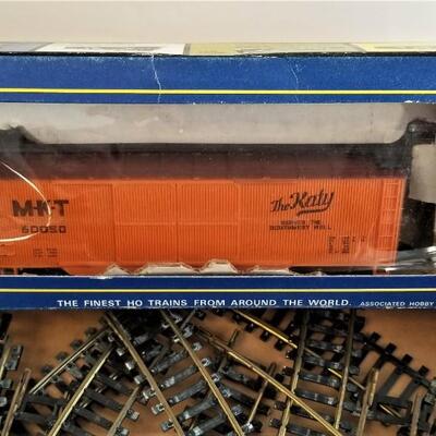 Lot #113  HO Scale Locomotive with 3 cars - track