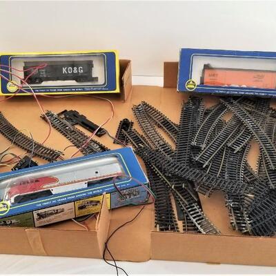 Lot #113  HO Scale Locomotive with 3 cars - track