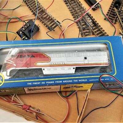 Lot #113  HO Scale Locomotive with 3 cars - track