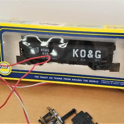Lot #113  HO Scale Locomotive with 3 cars - track