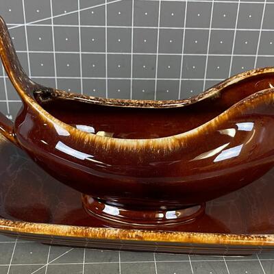 Hull Oven Proof Gravy Boat with Tray, Brown Drip Edge 