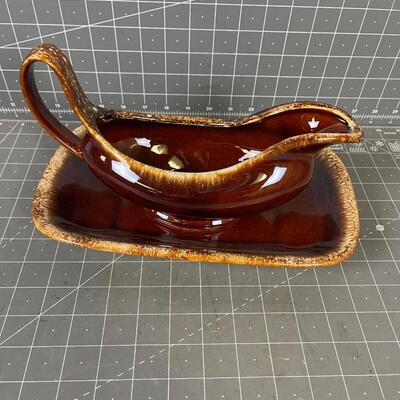 Hull Oven Proof Gravy Boat with Tray, Brown Drip Edge 