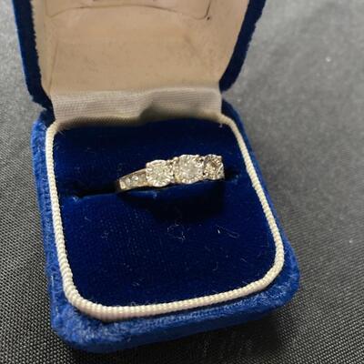 10k Gold Antique Ring with 3 Diamonds Size 8