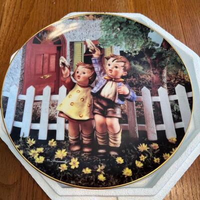 Lot 10 Hummel decorative Items