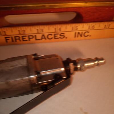 pneumatic metal cutting tool