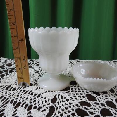 Milk glass Vase