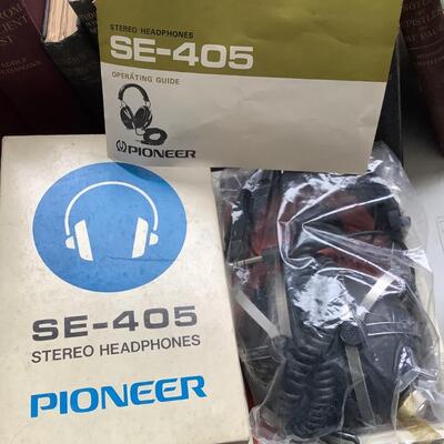 Vintage Pioneer SE-405 Stereo Headphones In Box