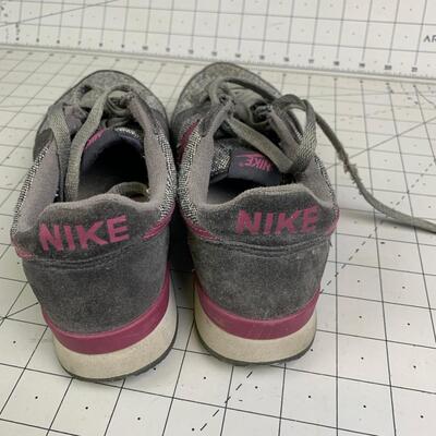 #160 Women's Nike Grey/Purple Sneakers (Size 6.5)