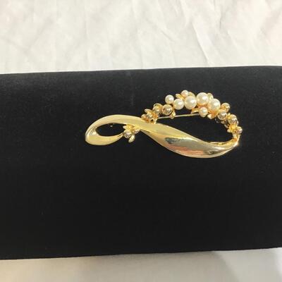 Vintage Gold Tone Faux Pearl Brooch