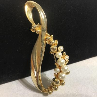 Vintage Gold Tone Faux Pearl Brooch