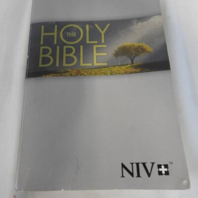 8 Christian Texts: The Holy Bible NIV, Student Bible Dictionary, Bible Stories