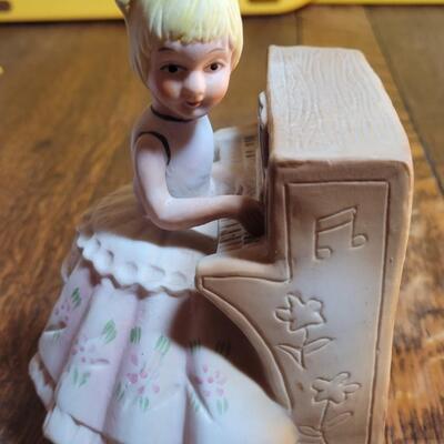 Rotating wind up music Box