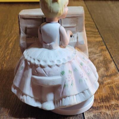 Rotating wind up music Box
