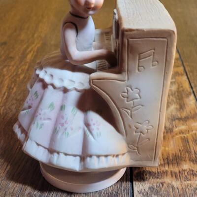 Rotating wind up music Box