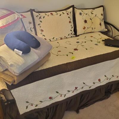 Day bed and linens