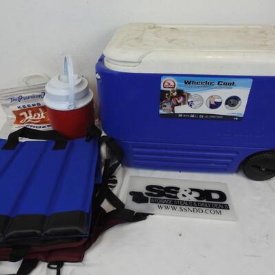 Igloo Wheelie Cooler, 2 Outdoor Cushioned Back Supports, Small Cooler