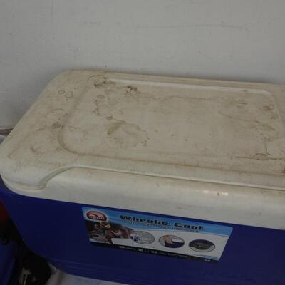 Igloo Wheelie Cooler, 2 Outdoor Cushioned Back Supports, Small Cooler