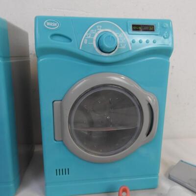 Small Toy Washing and Drying Machine, Both Turn on and Spin, With Accessories