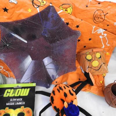 14 pc Halloween Lot, Table Cloths, Spiders, Skeletons