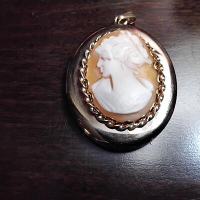 14kt Gold Fill Locket 40 MM Holds 2 Picture Genuine Cameo On Front