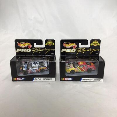 (87) NASCAR | Mixed Group of different Racing Car Collectibles