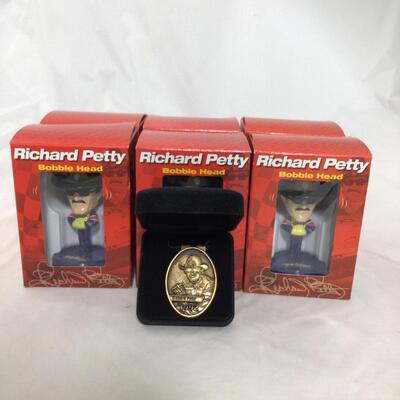 (93) NASCAR | Richard Petty Pop Secret Figures and Money Clip