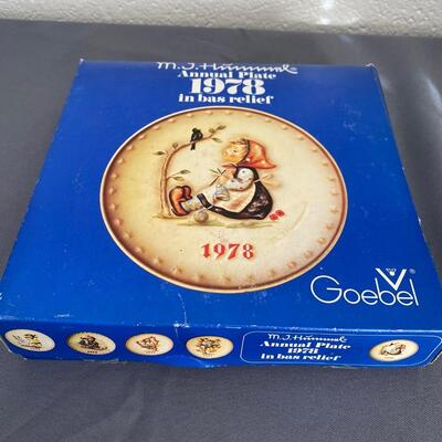 Vintage M.J. Hummel 1978 Annual Plate in box