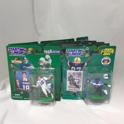 (145) STARTING LINEUP | Mixed Group of Football Figures