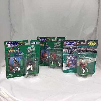 (145) STARTING LINEUP | Mixed Group of Football Figures