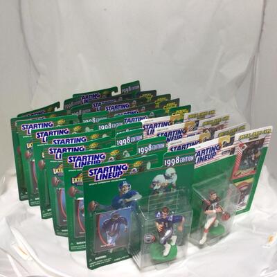 (145) STARTING LINEUP | Mixed Group of Football Figures