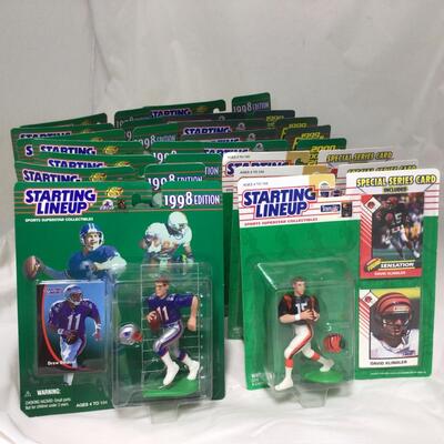 (145) STARTING LINEUP | Mixed Group of Football Figures