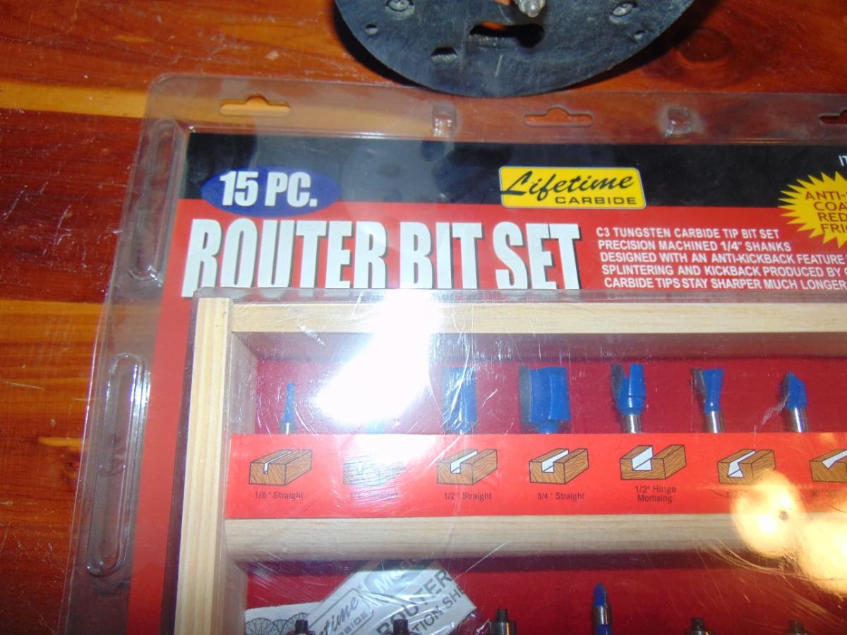 Lot Detail - BLACK AND DECKER ROUTER WITH ROUTER BITS